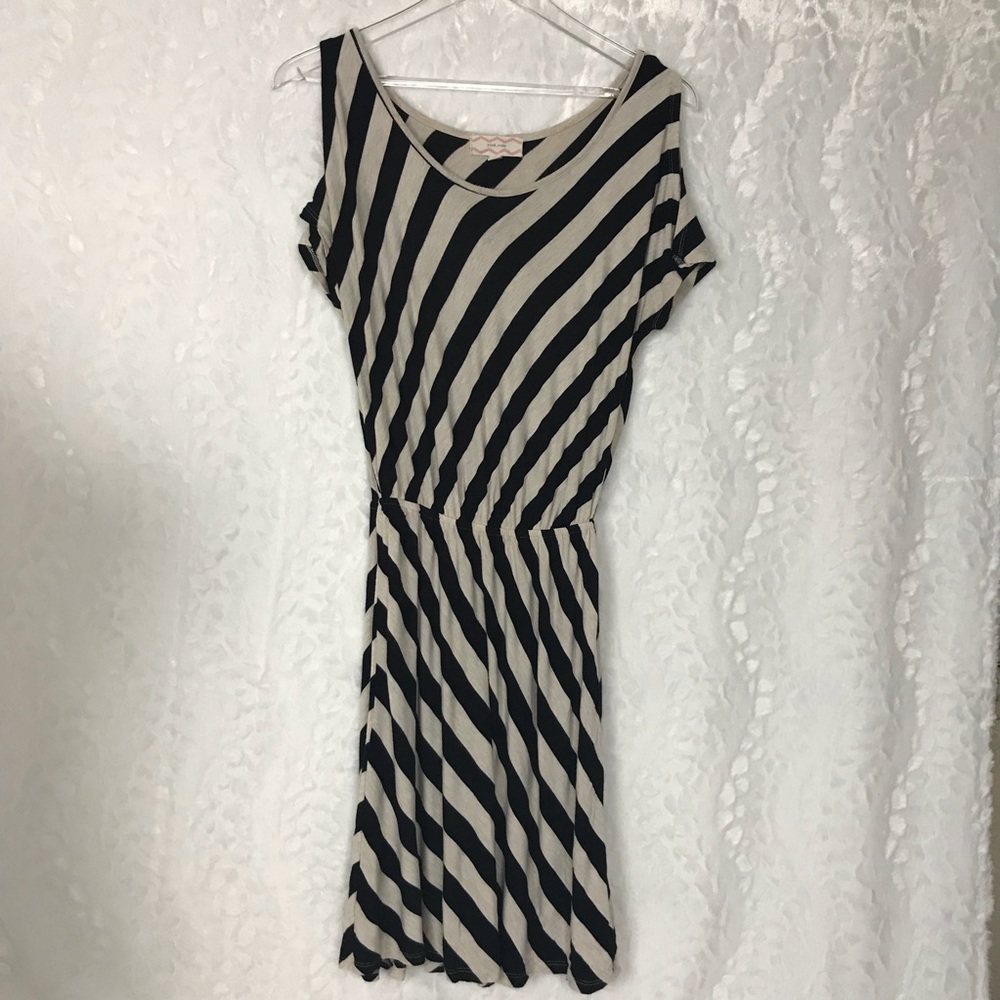 Pink Rose s/s cold shoulder cream black dress med